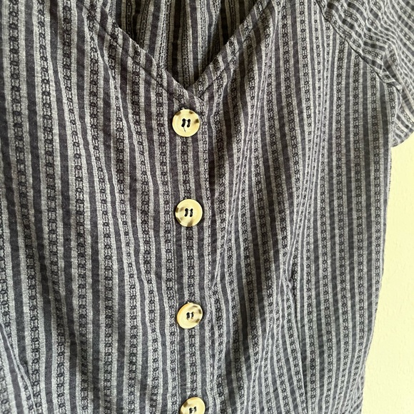 Button top with tie - Picture 5 of 5